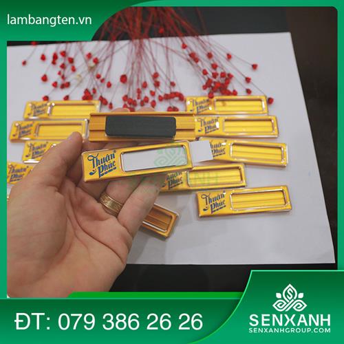 Bảng tên thay tên nhân viên nhôm vàng RBT013V